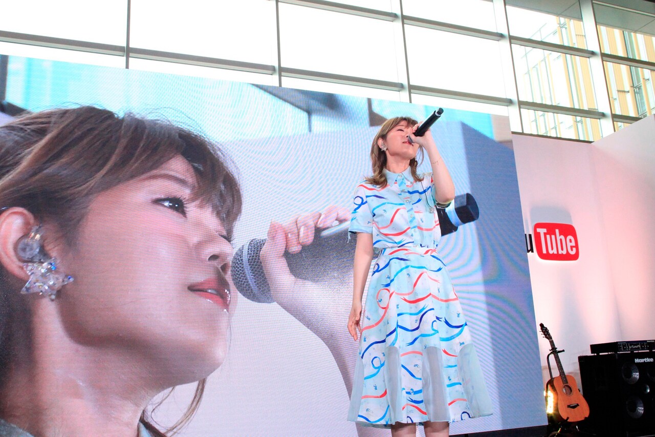 イベントで熱唱するMACO。 （写真提供：Virgin Music）