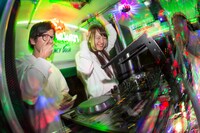 “EDMパーティーバス”内部の様子。 （photo by KOSUKE USIZIMA(MAVERICKWORKS)）