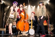 GEEKS。左からキョウヘイ(Dr, Vo)、ミツ(B, Vo)、エンドウ.(G, Vo)、カオル(Key, Vo)。