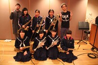 ORANGE RANGEのRYO（左上）とNAOTO（右上）、沖縄市立山内中学校吹奏楽部の部員たち。