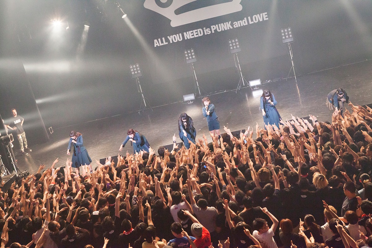 「BiSH presents ～地底からコンニチワ～」の様子。（写真提供：エイベックス・ミュージック・クリエイティヴ）