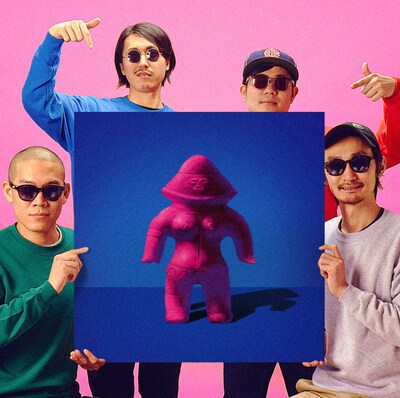 ニューアルバム「VIBRATION」のジャケットを持つTOKYO HEALTH CLUB。