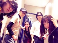 泉水敏郎（右から2番目）が中心となり、サエキけんぞう（左から2番目）らとともに結成したハルメンズの“分身バンド”ジョリッツ。