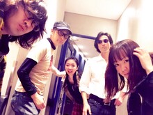 泉水敏郎（右から2番目）が中心となり、サエキけんぞう（左から2番目）らとともに結成したハルメンズの“分身バンド”ジョリッツ。