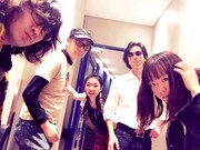 泉水敏郎(右から2番目)が中心となり、サエキけんぞう(左から2番目)らとともに結成したハルメンズの“分身バンド”ジョリッツ。