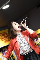 「歯を食いしばれっっ！ / チャーミング勝負世代」発売記念イベントで歌唱する吉川友。