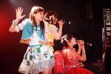 「idol intersection Vol.6」出演時のあヴぁんだんど。手前が小鳥こたお。