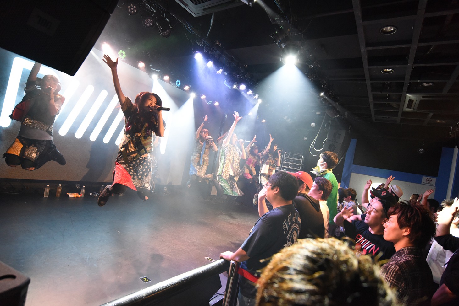 PiiiiiiiNによるライブの様子。