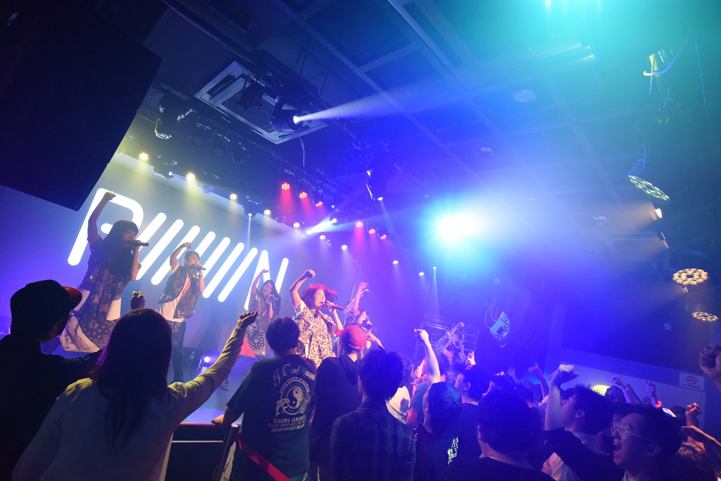 PiiiiiiiNによるライブの様子。