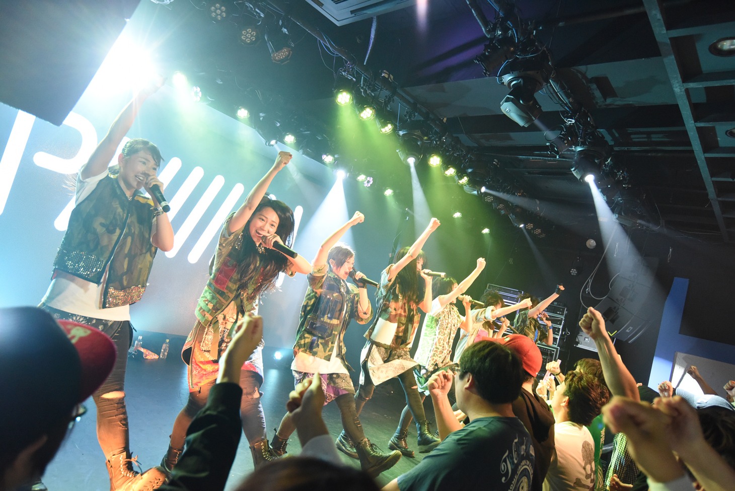 PiiiiiiiNによるライブの様子。