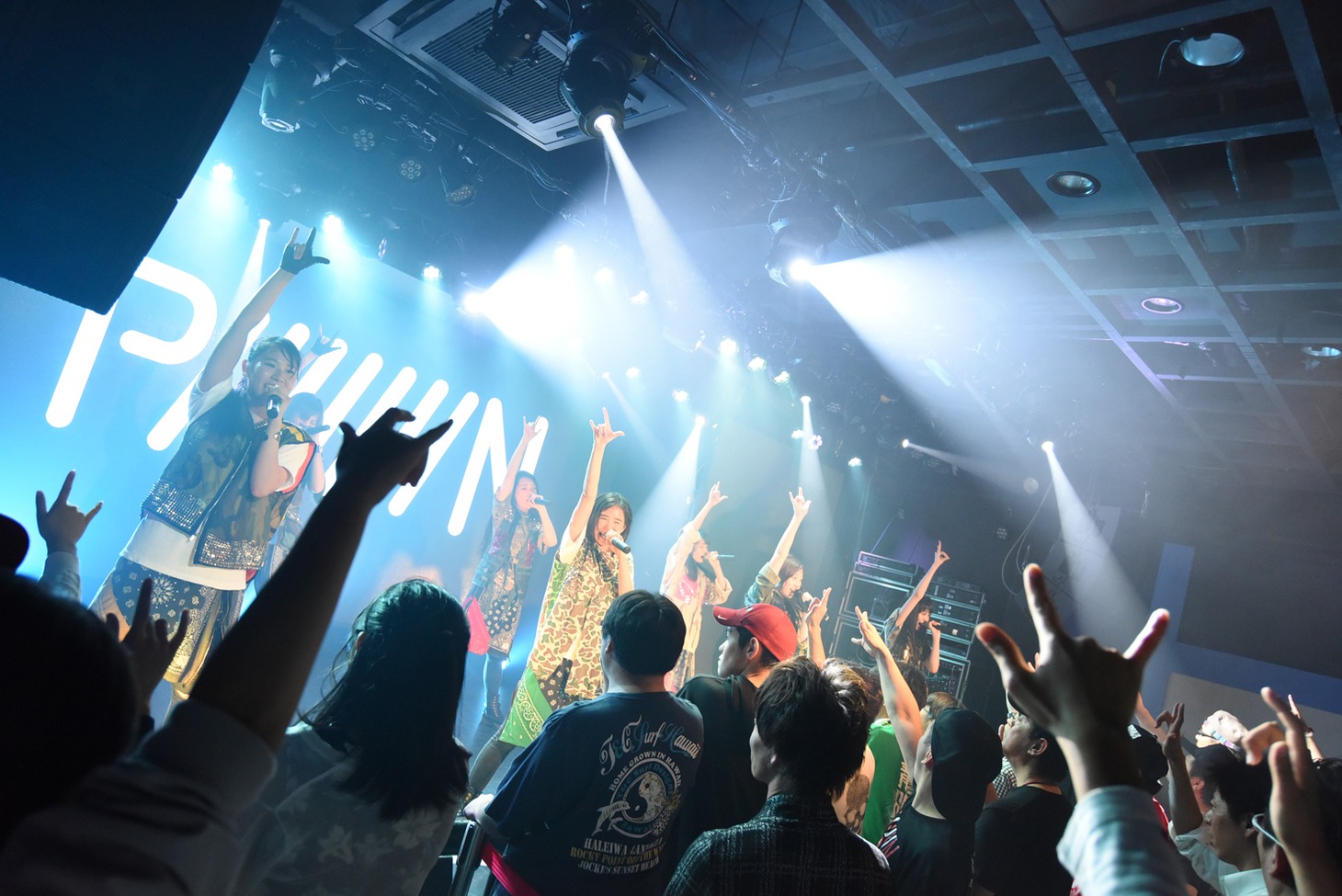 PiiiiiiiNによるライブの様子。