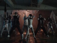 「呪いのシャ・ナ・ナ・ナ」ミュージックビデオのワンシーン。