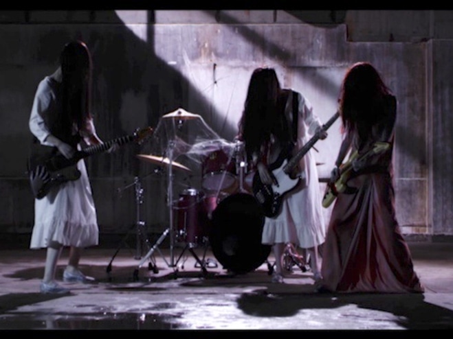 人気画像8位は「貞子vs伽椰子が圧巻ツインギター！聖飢魔II新曲MVで」より、「呪いのシャ・ナ・ナ・ナ」ミュージックビデオのワンシーン。