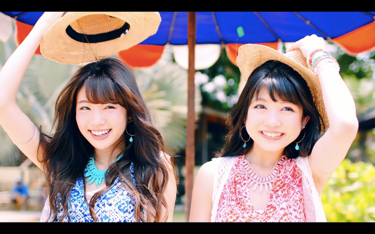 志田サマー新井サマー「灼熱サマー ～SUMMER KING × SUMMER QUEEN～」ミュージックビデオのワンシーン。