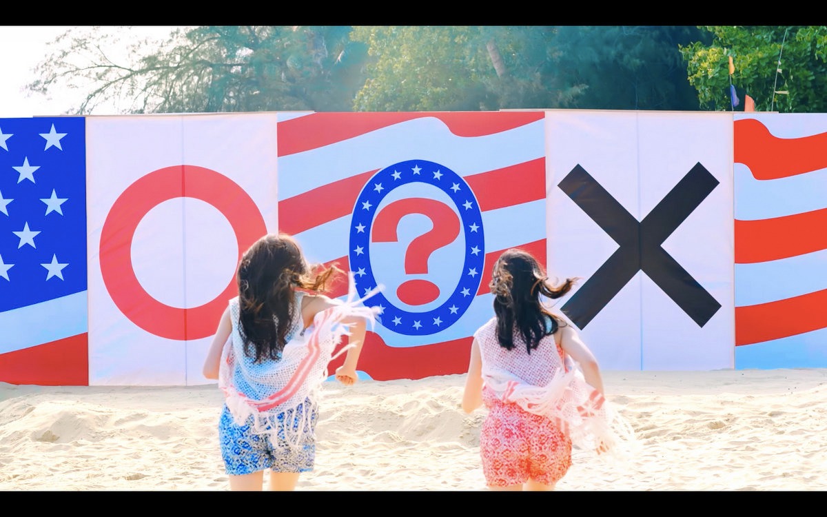 志田サマー新井サマー「灼熱サマー ～SUMMER KING × SUMMER QUEEN～」ミュージックビデオのワンシーン。