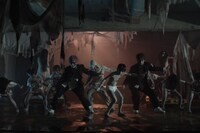 「呪いのシャ・ナ・ナ・ナ」ミュージックビデオのワンシーン。