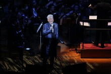 玉置浩二「KOJI TAMAKI PREMIUM SYMPHONIC CONCERT ～21st CENTURY RENAISSANCE～」初日公演の様子。（写真提供：キョードーメディアス）