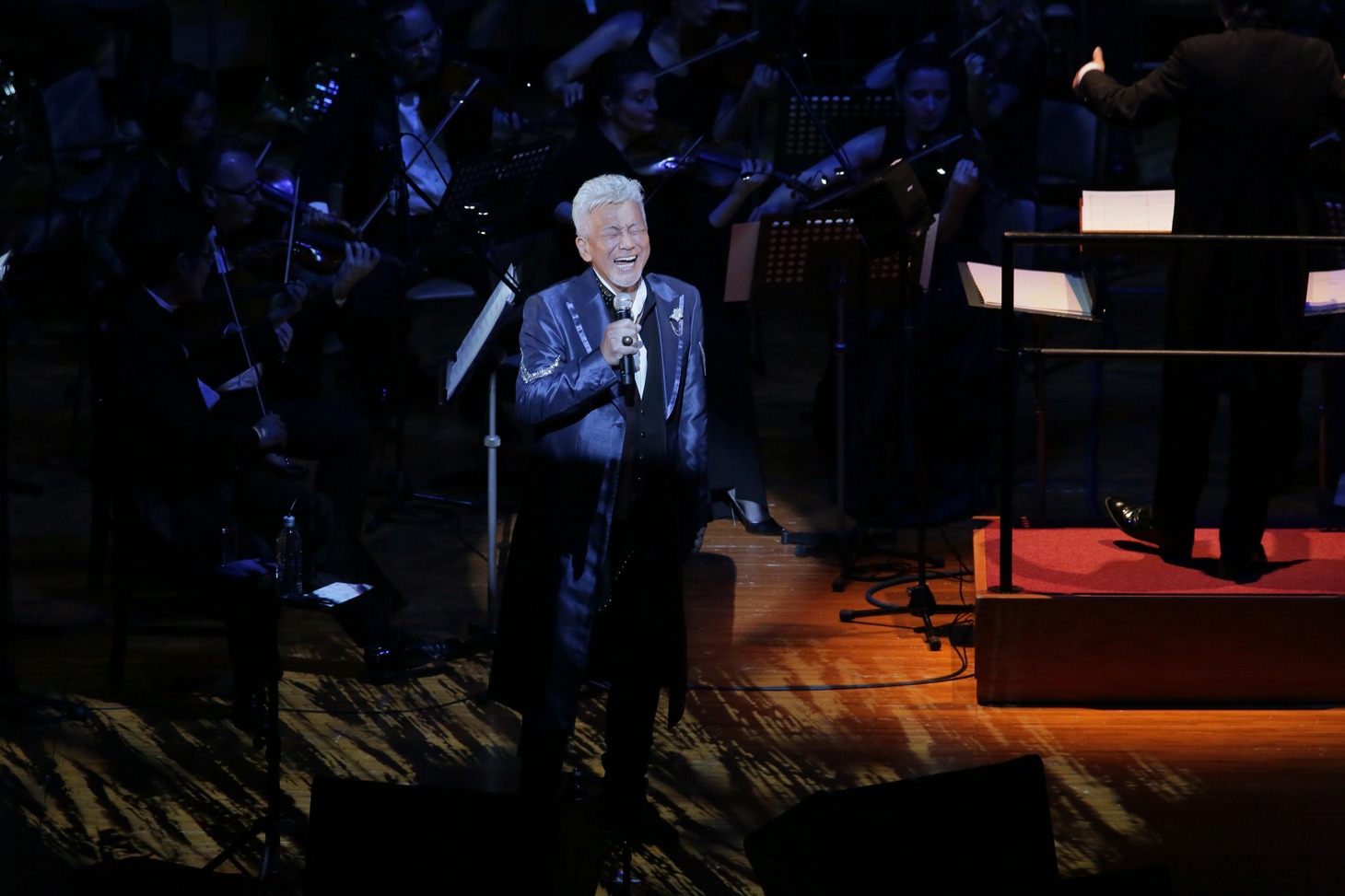 玉置浩二「KOJI TAMAKI PREMIUM SYMPHONIC CONCERT ～21st CENTURY RENAISSANCE～」初日公演の様子。（写真提供：キョードーメディアス）