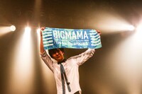 BIGMAMAのタオルを掲げる斎藤宏介。（Vo, G / UNISON SQUARE GARDEN）（撮影：渡邉一生）