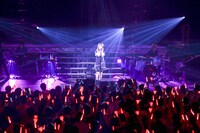 内田彩「BitterKiss」ライブの様子。