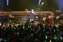 内田彩「BitterKiss」ライブの様子。