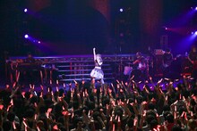 内田彩「BitterKiss」ライブの様子。