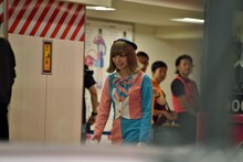 「KPP TRAIN」から降り、ステージに向かうきゃりーぱみゅぱみゅ。
