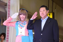 敬礼をするきゃりーぱみゅぱみゅ（左）と西武鉄道取締役会長の後藤高志氏（右）。