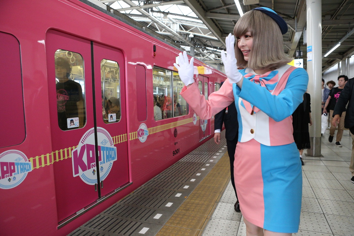ファンに手を振るきゃりーぱみゅぱみゅ。（撮影：中河原理英）