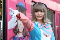 車掌らしくポーズを決めるきゃりーぱみゅぱみゅ。（撮影：中河原理英）