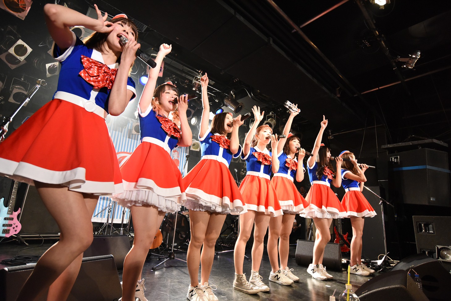 BAND PASSPO☆によるライブの様子。
