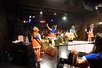 BAND PASSPO☆によるライブの様子。
