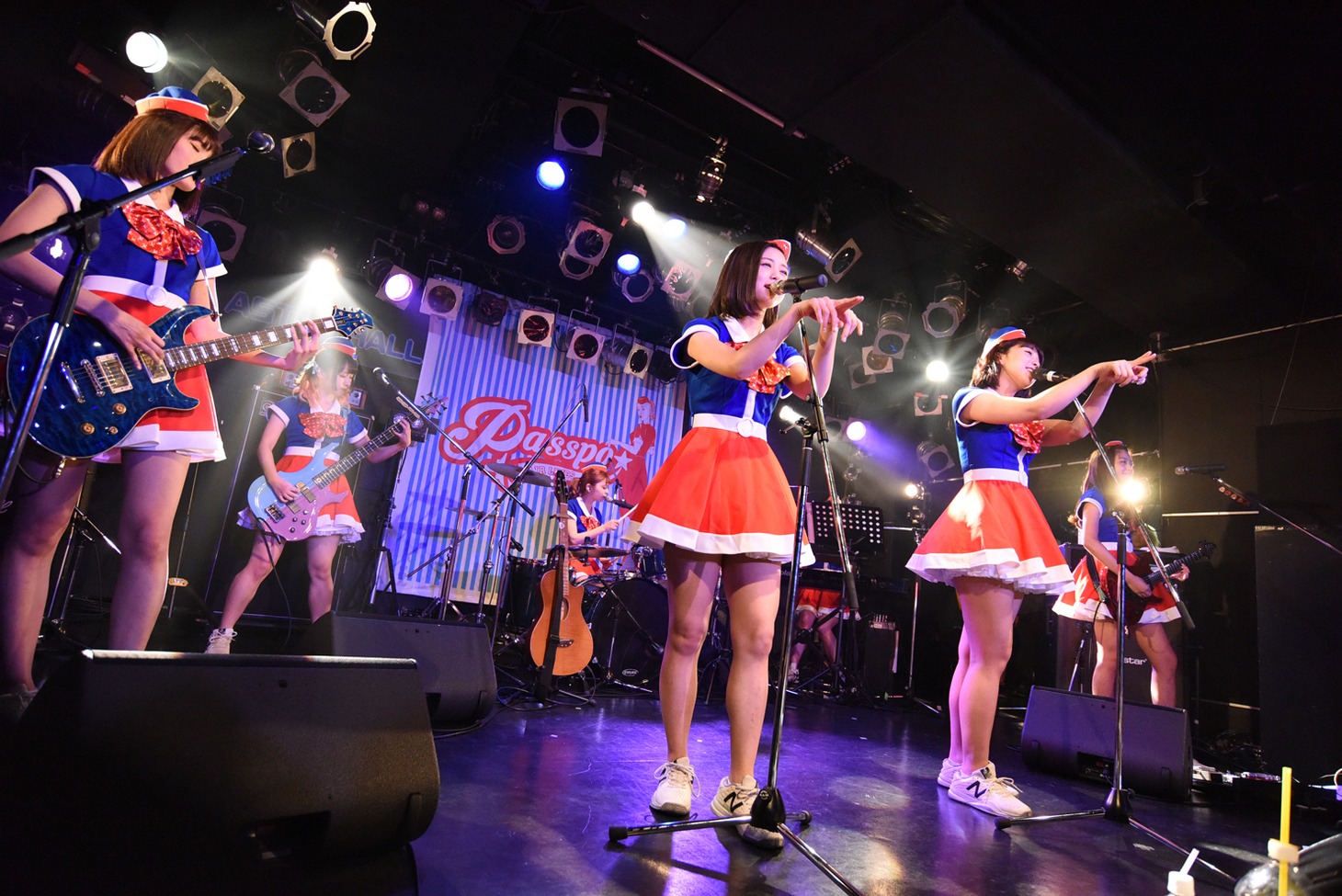BAND PASSPO☆によるライブの様子。