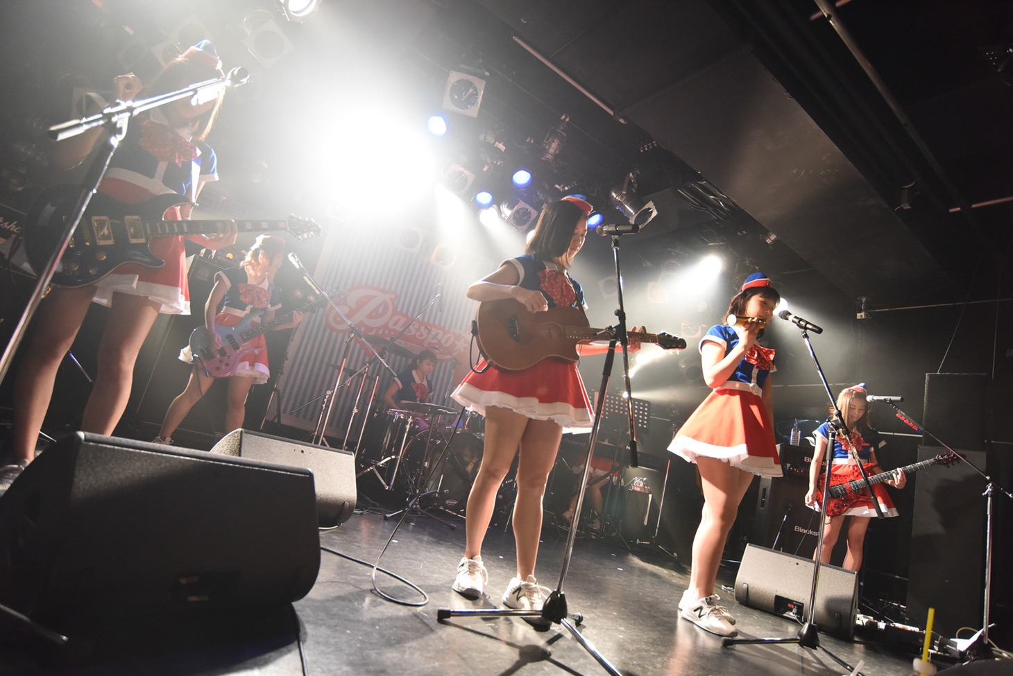 BAND PASSPO☆によるライブの様子。