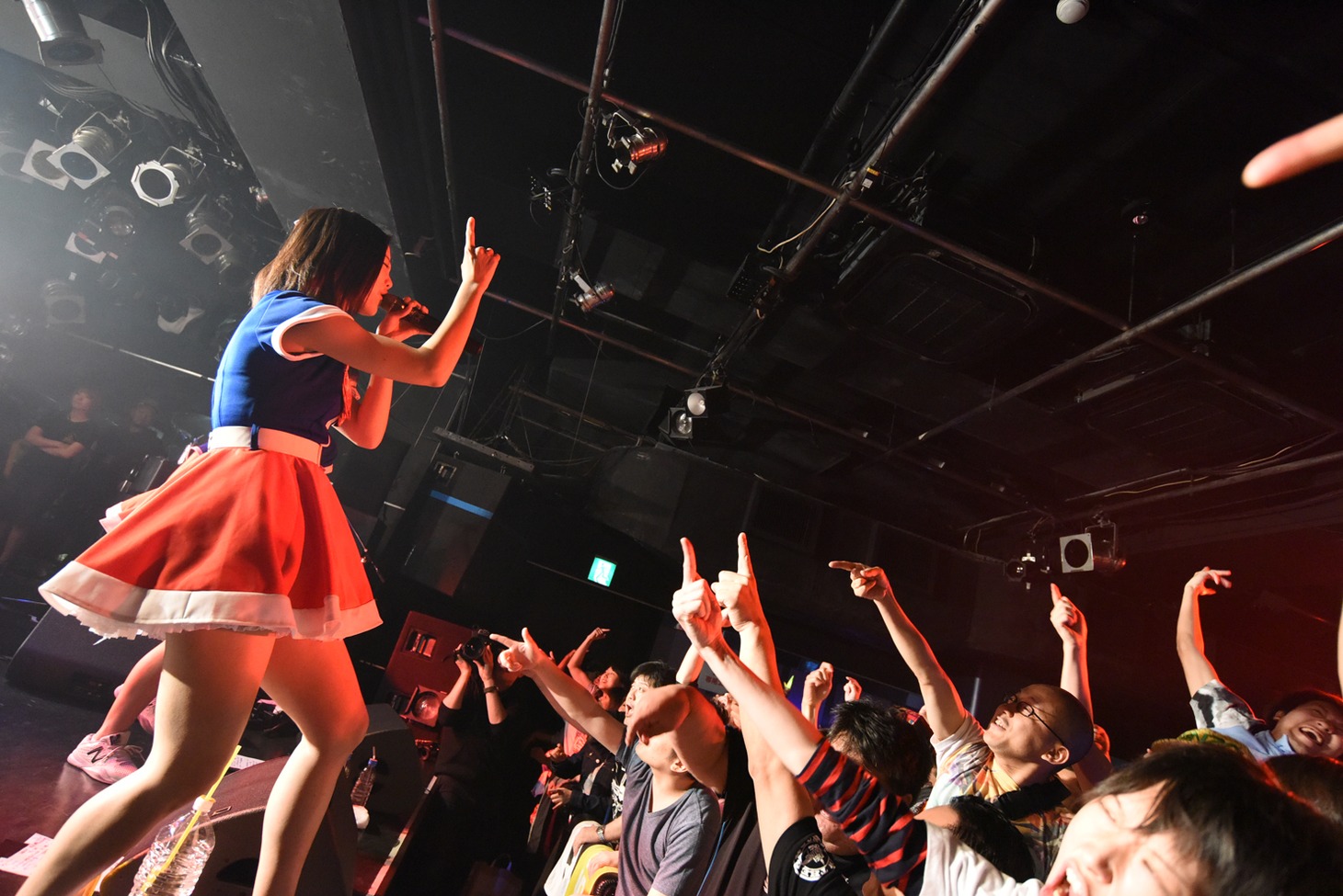 BAND PASSPO☆によるライブの様子。