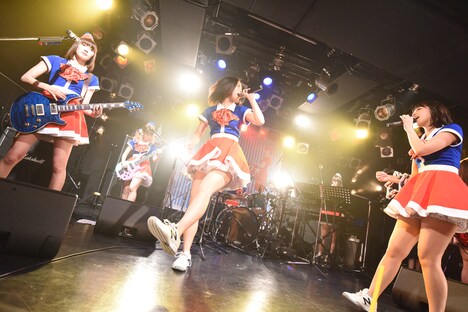 BAND PASSPO☆によるライブの様子。