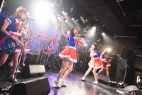 BAND PASSPO☆によるライブの様子。