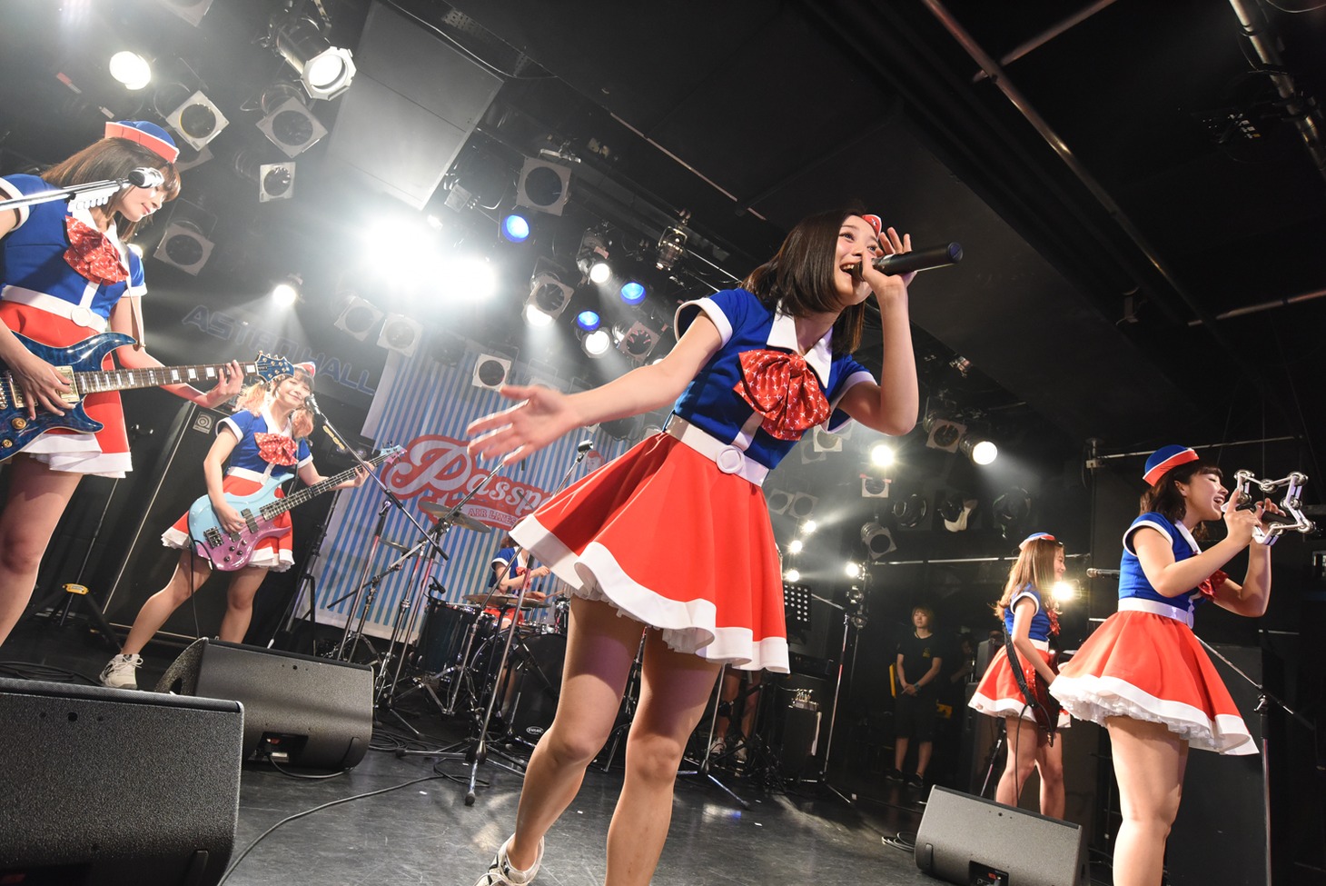 BAND PASSPO☆によるライブの様子。