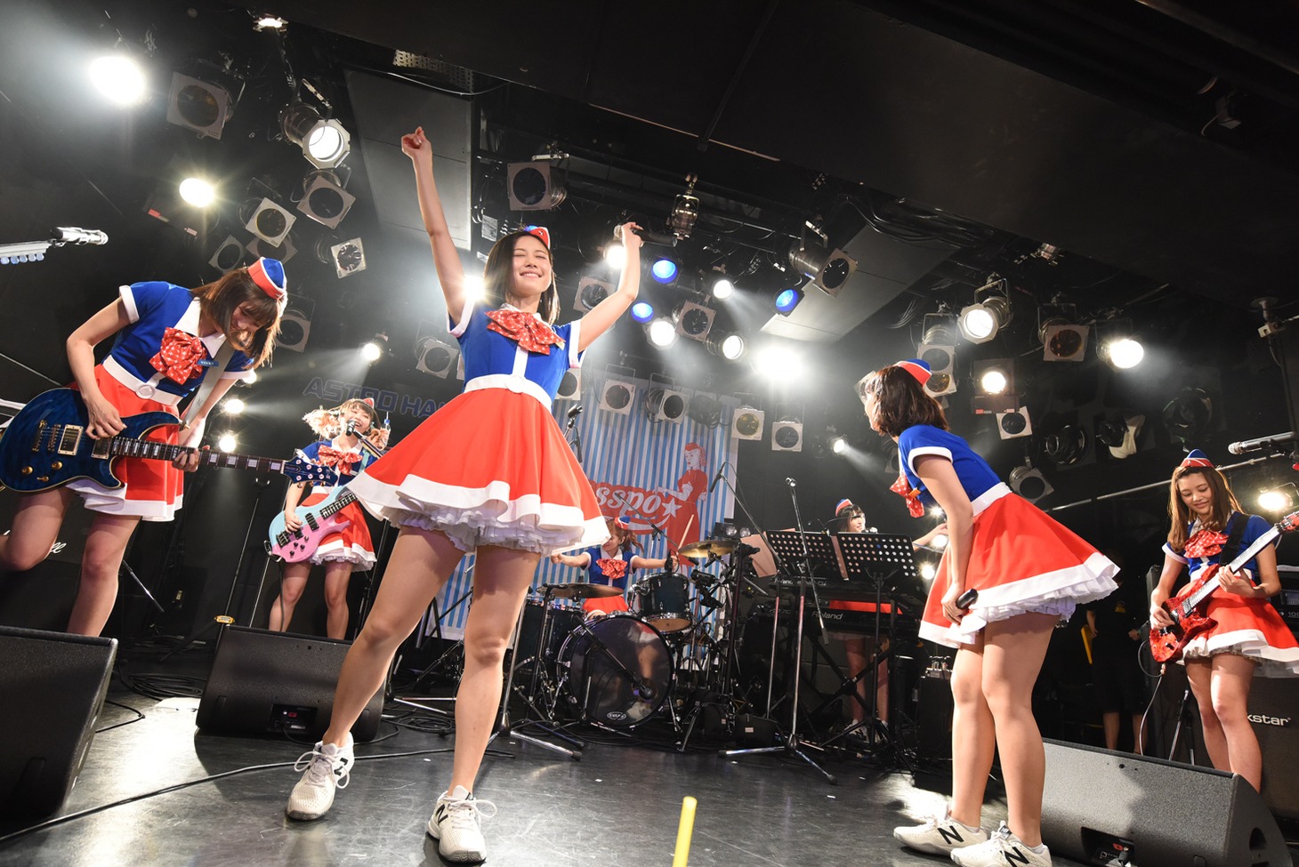 BAND PASSPO☆によるライブの様子。