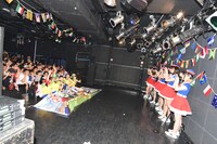 順番に1人ずつ記念撮影をするPASSPO☆。