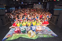 エンディングでの記念撮影の様子。