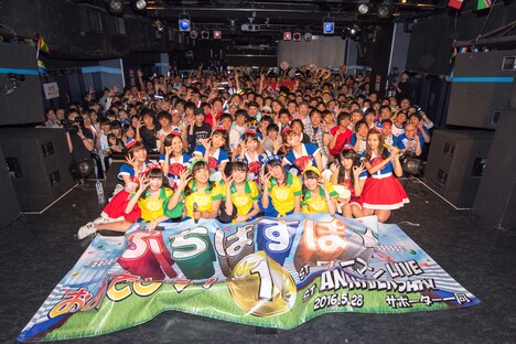 エンディングでの記念撮影の様子。