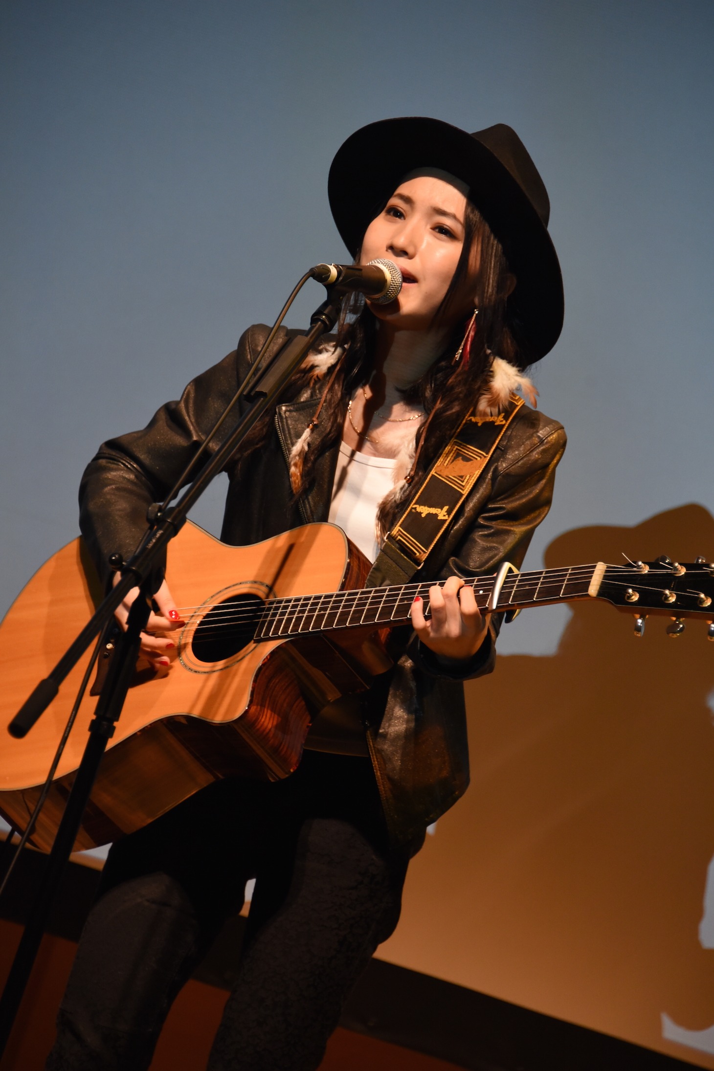 新山詩織