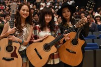左からLeola、藤原さくら、新山詩織。