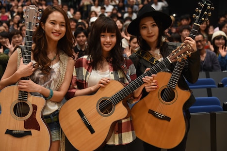 左からLeola、藤原さくら、新山詩織。