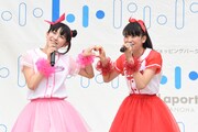 手でハートの形を作る小泉遥香（左）と坂井仁香（右）。