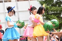 「ビーチボール足で膨らませ対決」で競い合うときめき▽宣伝部。