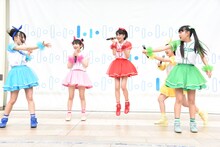 じゃんけん対決を制した辻野かなみ（左端）。