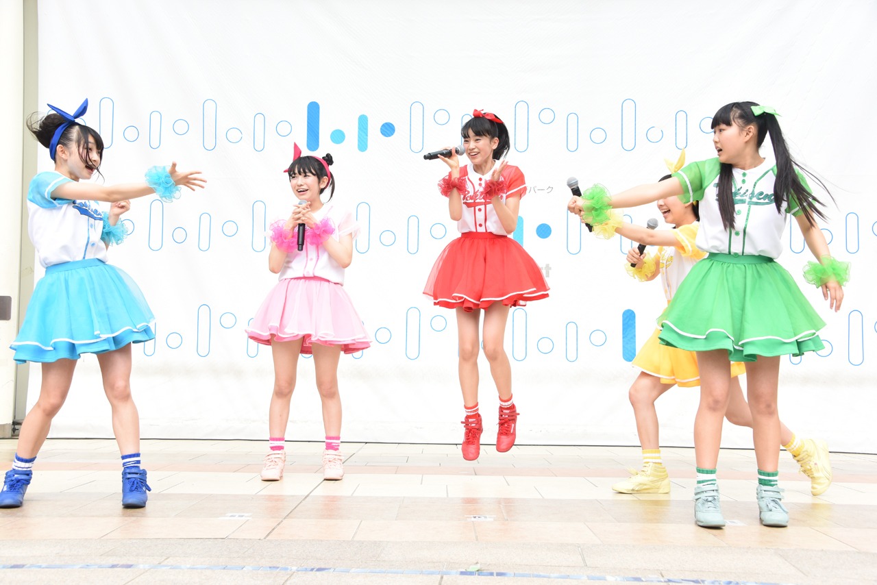 じゃんけん対決を制した辻野かなみ（左端）。