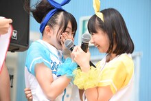 涙を流す辻野かなみ（左）に駆け寄る永坂真心（右）。